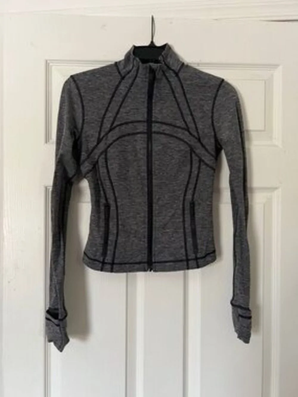 FLAWLESS LULULEMON DEFINE GRAY AND BLACK CROPPED JACKET SIZE 6 - Picture 9 of 10